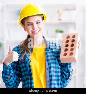 Frau mit Ziegel in der Bauwirtschaft Konzept Stockfoto