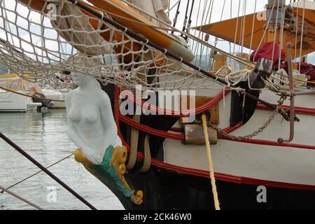 Eine schöne Galionsfigur auf dem Bug eines Segelbootes in Der Hafen von LaSPEZIA Stockfoto