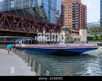 Tour Boot auf dem Chicago River, Mann lehrt Tochter, wie man angeln. Lake Street Bridge im Hintergrund. Stockfoto