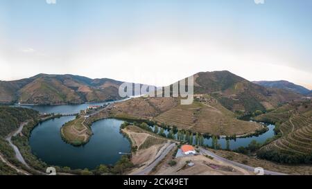 Douro Valley Weinregion, Portugal. Weinberge Landschaft mit schönen Bauernhof. Touristenattraktion und Reiseziel. Drone-Luftaufnahme von oben. Bend sh Stockfoto