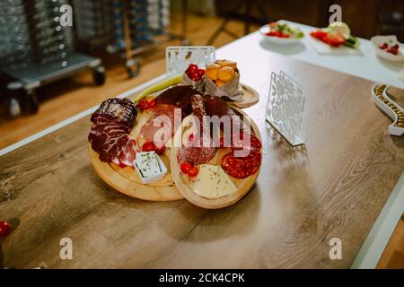 Köstliche Vorspeise auf einem Teller für eine besondere Veranstaltung serviert. Vorspeisen für Partygäste. Charcuterie-Board Stockfoto