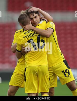 MIDDLESBROUGH, ENGLAND. 15. SEPTEMBER 2020 Patrick Schmidt von Barnsley feiert sein erstes Tor mit Luke Thomas beim Carabao Cup Spiel zwischen Middlesbrough und Barnsley im Riverside Stadium, Middlesbrough. (Kredit: Mark Fletcher, Mi News) Kredit: MI Nachrichten & Sport /Alamy Live Nachrichten Stockfoto