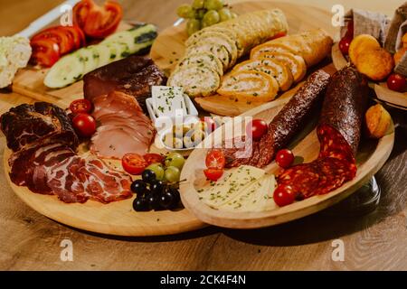 Köstliche Vorspeise auf einem Teller für eine besondere Veranstaltung serviert. Vorspeisen für Partygäste. Charcuterie-Board Stockfoto