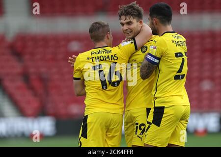 MIDDLESBROUGH, ENGLAND. 15. SEPTEMBER 2020 Patrick Schmidt von Barnsley feiert sein erstes Tor mit Luke Thomas beim Carabao Cup Spiel zwischen Middlesbrough und Barnsley im Riverside Stadium, Middlesbrough. (Kredit: Mark Fletcher, Mi News) Kredit: MI Nachrichten & Sport /Alamy Live Nachrichten Stockfoto