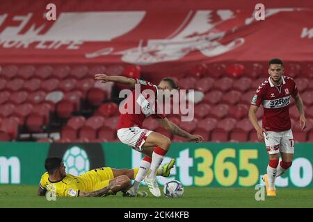 MIDDLESBROUGH, ENGLAND. 15. SEPTEMBER 2020 Alex Mowatt von Barnsley in Aktion mit Middlesbroughs Lewis Wing während des Carabao Cup-Spiels zwischen Middlesbrough und Barnsley im Riverside Stadium, Middlesbrough. (Kredit: Mark Fletcher, Mi News) Kredit: MI Nachrichten & Sport /Alamy Live Nachrichten Stockfoto