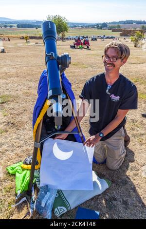 Ein Tourist projiziert die Teilsolare auf Papier am 21. August 2017 in der Nähe von Independence Oregon, USA. Stockfoto