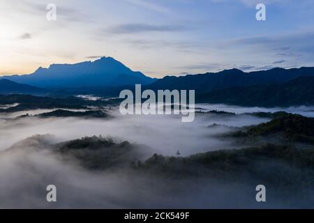 Luftbild der schönen frischen grünen Natur Landschaft Szene von Tropischer Regenwald und Wolken bei Sonnenaufgang am Morgen Stockfoto