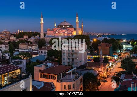 Istanbul mit Blick auf die Hagia Sophia und die Skyline der Stadt Nachts Stockfoto