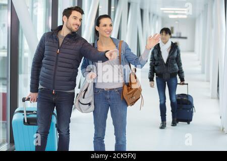 Paar sagen hallo oder Auf Wiedersehen für im Ausland am Flughafen Stockfoto