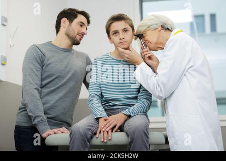 Kleiner Junge, der seine Ohren überprüfen ließ Stockfoto