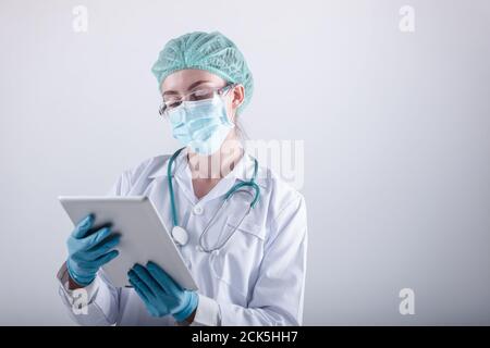 Medizinische Chirurgische Arzt und Gesundheitswesen, Porträt des Chirurgen Arzt in PSA-Ausrüstung auf isolierten Hintergrund. Medizin Weibliche Ärzte Tragen Gesichtsmaske Stockfoto