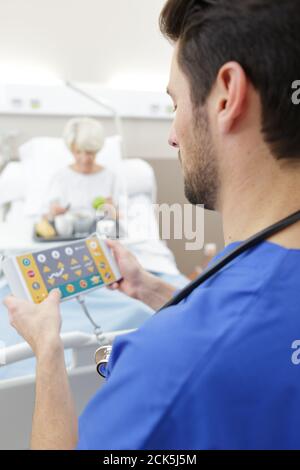 Medizinisches Personal konfiguriert Geräte in icu Stockfoto