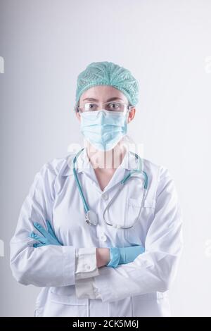 Medizinische Chirurgische Arzt und Gesundheitswesen, Porträt des Chirurgen Arzt in PSA-Ausrüstung auf isolierten Hintergrund. Medizin Weibliche Ärzte Tragen Gesichtsmaske Stockfoto
