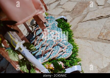 Eine Gruppe von Sommerfrauenflipflops im Hof Stockfoto