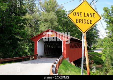 Silk Road überdachte Brücke über Walloomsac River mit One Lane Brücke Warnschild.Bennington.Vermont.USA Stockfoto