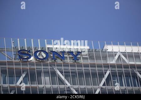 TOKIO, JAPAN - 15. September 2020 : Sony Gebäude in Shinagawa gegen blauen Himmel. Stockfoto