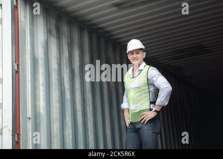 Container Logistics Shipping Management of Transportation Industry, Portrait of Transport Engineer man Working Control Containers in Ship Yard. Bus Stockfoto