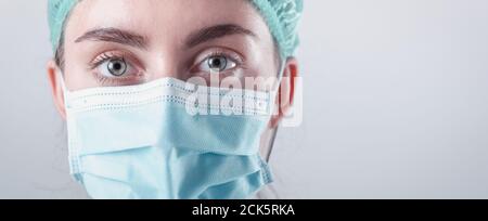 Medizinische Chirurgische Arzt und Gesundheitswesen, Porträt des Chirurgen Arzt in PSA-Ausrüstung auf isolierten Hintergrund. Medizin Weibliche Ärzte Tragen Gesichtsmaske Stockfoto