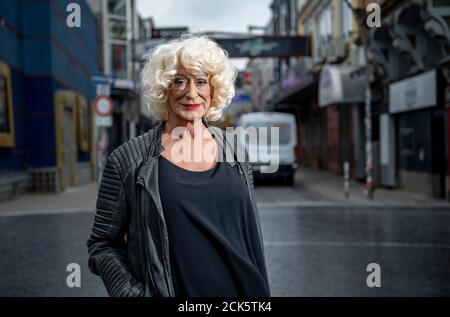 Hamburg, Deutschland. September 2020. Lilo Wanders, Travestie-Künstlerin, steht auf der Großen Freiheit im Hamburger Stadtteil St. Pauli. Wanders feiert am 22. September 2020 seinen 65. Geburtstag. Quelle: Axel Heimken/dpa/Alamy Live News Stockfoto