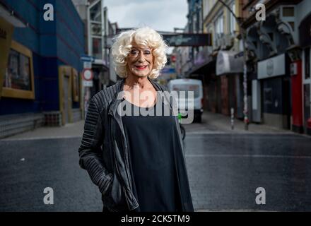 Hamburg, Deutschland. September 2020. Lilo Wanders, Travestie-Künstlerin, steht auf der Großen Freiheit im Hamburger Stadtteil St. Pauli. Wanders feiert am 22. September 2020 seinen 65. Geburtstag. Quelle: Axel Heimken/dpa/Alamy Live News Stockfoto