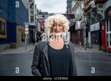 Hamburg, Deutschland. September 2020. Lilo Wanders, Travestie-Künstlerin, steht auf der Großen Freiheit im Hamburger Stadtteil St. Pauli. Wanders feiert am 22. September 2020 seinen 65. Geburtstag. Quelle: Axel Heimken/dpa/Alamy Live News Stockfoto