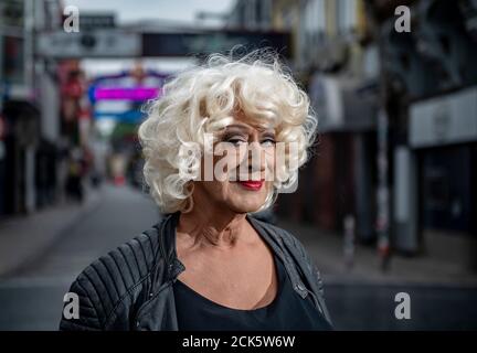 Hamburg, Deutschland. September 2020. Lilo Wanders, Travestie-Künstlerin, steht auf der Großen Freiheit im Hamburger Stadtteil St. Pauli. Wanders feiert am 22. September 2020 seinen 65. Geburtstag. Quelle: Axel Heimken/dpa/Alamy Live News Stockfoto