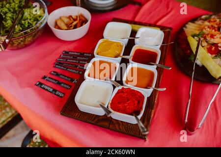 Köstliche Saucen in Schüsseln im Restaurant serviert. Beilagen Stockfoto