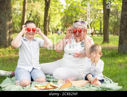 Großmutter und Enkel dummten herum und hatten Spaß. Sommerferien Stockfoto