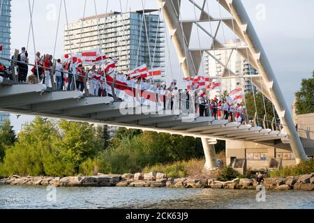 Demonstranten versammeln sich auf der Humber Bay Arch Bridge in Toronto, Ontario, um sich nach betrügerischen Wahlen solidarisch mit der Bevölkerung von Belarus zu zeigen. Stockfoto