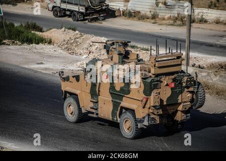 Idlib, Syrien. September 2020. Ein türkisches Fahrzeug Militärpatrouille auf der M4-Straße, Aleppo, Latakia, in Idlib, Syrien, 15. September 2020. Nachdem die russischen Truppen sich weigerten, an der Patrouillenführung teilzunehmen. (Foto von Azalden Idlib/INA Photo Agency) Quelle: SIPA USA/Alamy Live News Stockfoto