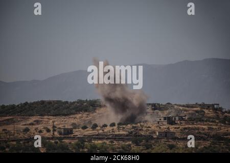 Idlib, Syrien. September 2020. Rauchschwaden aus den Dörfern der Region al-Bara in der südlichen Provinz Idlib nach dem Beschuss durch pro-syrische Regierungskräfte am 15. September 2020. (Foto von Azalden Idlib/INA Photo Agency) Quelle: SIPA USA/Alamy Live News Stockfoto