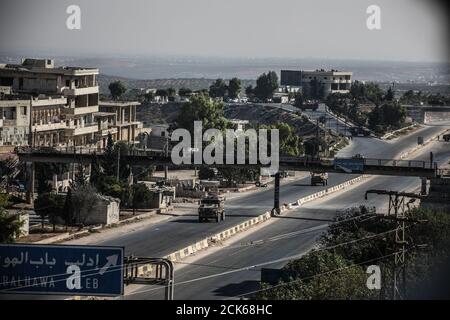 Idlib, Syrien. September 2020. Ein türkisches Fahrzeug Militärpatrouille auf der M4-Straße, Aleppo, Latakia, in Idlib, Syrien, 15. September 2020. Nachdem die russischen Truppen sich weigerten, an der Patrouillenführung teilzunehmen. (Foto von Azalden Idlib/INA Photo Agency) Quelle: SIPA USA/Alamy Live News Stockfoto