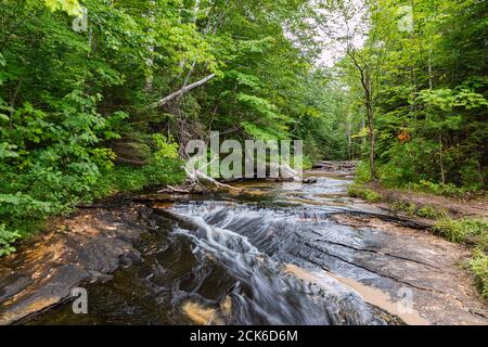 Wasserfall am Chapel Beach im Pictured Rocks National Lakeshore in Michigan, USA Stockfoto