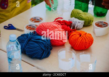Bunte Strickfäden auf dem Tisch Stockfoto