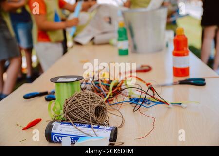 Bunte Strickfäden auf dem Tisch Stockfoto