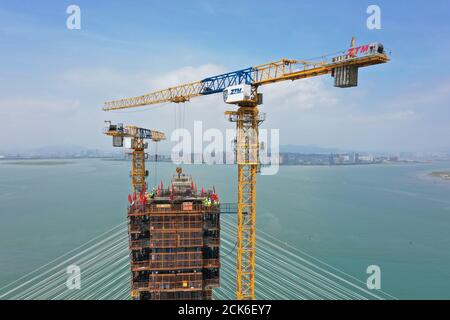 Peking, China. September 2020. Luftbild zeigt die Baustelle des südlichen Hauptturms der Quanzhou Bay Querseebrücke der Fuzhou-Xiamen Hochgeschwindigkeitsbahn in der südchinesischen Provinz Fujian, 15. September 2020. Die Hauptstruktur des südlichen Hauptturms der Quanzhou Bay Cross-Sea Bridge wurde am Dienstag fertiggestellt. Die 20 km lange Brücke ist Teil der Schnellbahn Fuzhou-Xiamen, die 2022 in Betrieb gehen soll. Quelle: Lin Shanchuan/Xinhua/Alamy Live News Stockfoto