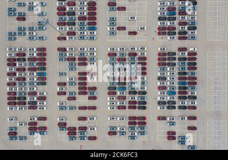 Peking, Chinas Provinz Fujian. September 2020. Luftbild zeigt Autos am Ningde-Stützpunkt der SAIC Motor Corporation Ltd. In Ningde, südöstlich der Provinz Fujian, 15. September 2020. Fujian forcierte in den letzten Jahren die angebotsseitige Reform und führte eine Steuerpräferenzpolitik durch, um Unternehmen bei der Förderung hochwertiger Entwicklung und industrieller Upgrades zu unterstützen. Quelle: Song Weiwei/Xinhua/Alamy Live News Stockfoto