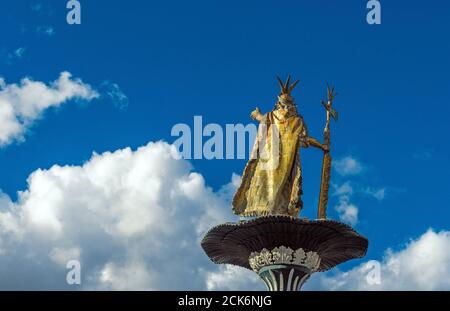 Die Statue des neunten Inka-Kaisers Pachacuti mit Kopieplatz, Plaza de Armas Hauptplatz, Cusco, Peru. Stockfoto