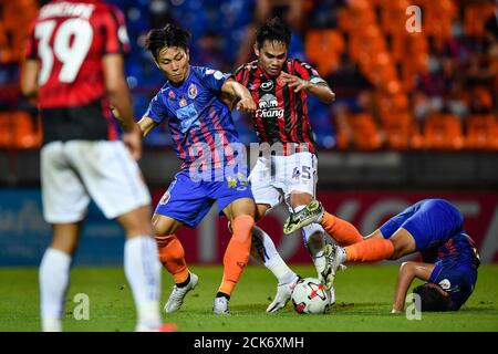 Bangkok, Thailand. September 2020. Nattawut Sombatyotha(L) von Port FC und Adisak Srikumpang von Police Tero FC gesehen in Aktion während der Thai League 2020 Spiel zwischen Port FC und Police Tero F.C. im PAT Stadium. (Endstand; Port FC 1:1 Police Tero F.C.) Kredit: SOPA Images Limited/Alamy Live Nachrichten Stockfoto