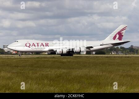 Amsterdam, Niederlande. Juli 2020. Eine Qatar Airways Cargo Boeing 747-800F ist gerade am Flughafen Amsterdam Schiphol gelandet. Kredit: SOPA Images Limited/Alamy Live Nachrichten Stockfoto