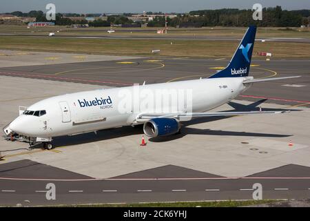 Lüttich, Belgien. Juli 2020. Eine Bluebird Cargo Boeing 737-400F parkte am Liege Bierset Flughafen. Kredit: SOPA Images Limited/Alamy Live Nachrichten Stockfoto