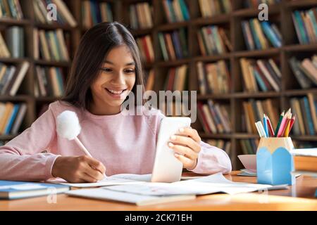 Indische Schule Mädchen halten Telefon Distanz lernen mit mobilen Anwendung. Stockfoto