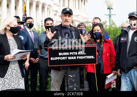 Washington, Usa. September 2020. Jon Stewart im US-Kapitol, der sich für eine Gesetzgebung einsetzt, um Veteranen zu helfen, die Brenngruben ausgesetzt sind. Kredit: SOPA Images Limited/Alamy Live Nachrichten Stockfoto