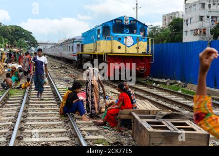 Dhaka, Bangladesch. September 2020. Die Bewohner des Slums neben der Tejgaon-Bahnlinie sahen risikoros Zeit auf der Bahnlinie verbringen. Kredit: SOPA Images Limited/Alamy Live Nachrichten Stockfoto