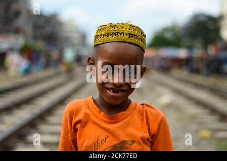 Dhaka, Bangladesch. September 2020. MD Ismail (5), ein Bewohner des Slums neben der Tejgaon Bahnlinie, er ist ein Schüler von Madrasa, er spielt über die Bahnlinie, da sie keinen Sportplatz haben. Kredit: SOPA Images Limited/Alamy Live Nachrichten Stockfoto