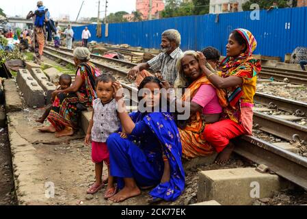 Dhaka, Bangladesch. September 2020. Die Bewohner des Slums neben der Tejgaon-Bahnlinie sahen risikoros Zeit auf der Bahnlinie verbringen. Kredit: SOPA Images Limited/Alamy Live Nachrichten Stockfoto