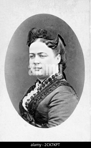 1872 c. , FRANKREICH : die französisch ELIZABETH DE LA CROIX DE CASTRIES MAC MAHON Duchesse de MAGENTA ( 1834 - 1900 ), verheiratet mit Marshall PATRICE de MAC-MAHON Duc de MAGENTA ( 1808 - 1893 ). Foto von Eugène Appert ( 1830 - 1890 c. ), Paris. - ritratto - Portrait - FOTO STORICHE - GESCHICHTE - Lizenzgebühren - reali - nobili - Adel - nobili - nobiltà francese - FRANCIA - FRANKREICH - Duchessa - Herzogin - Duke - chignon - MODE - MODA FEMMINILE - '800 - 800 's - OTTOCENTO --- Archivio GBB Stockfoto