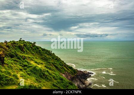 Bergklippe Blick mit Meer Küste am Morgen Bild wird bei gokarna karnataka indien aufgenommen. Stockfoto