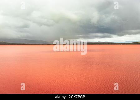 Unberührte Landschaft mit See roten ruhigen Wasser und dramatischen Himmel am Morgen aus flachem Winkel Bild ist am Strand gokarna karnataka indien aufgenommen. Stockfoto