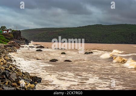 Rocky Sea Beach mit krachenden Wellen am Morgen aus flachem Winkel Bild wird bei gokarna karnataka indien genommen. Es ist einer der besten Strand von gokarna. Stockfoto